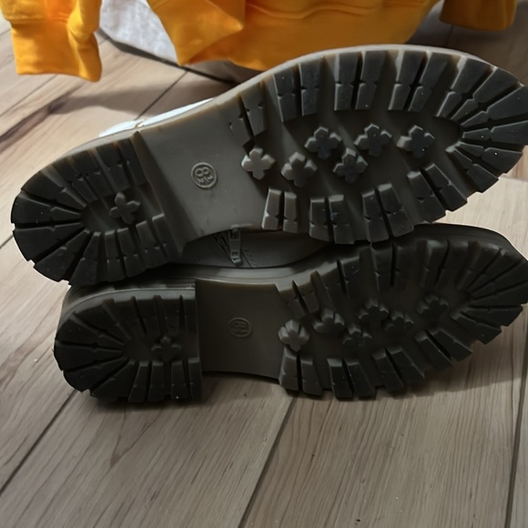 Boots - Picture 6 of 6